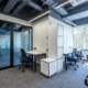 Come pulire le sedie in tessuto, sedie da ufficio in tessuto nero e blu in open space moderno