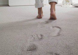 pavimento in moquette chiaro con orme di piedi