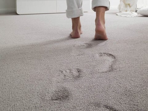 pavimento in moquette chiaro con orme di piedi